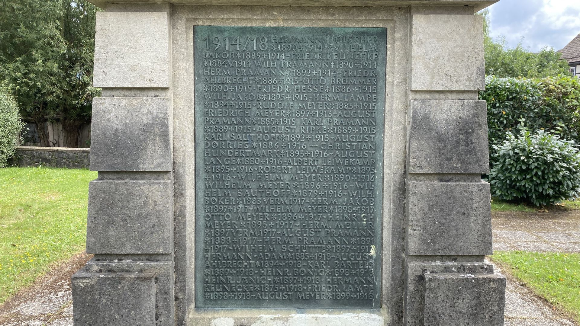 Kriegerdenkmal von 1921 in Eschershausen, Ortsteil Scharfoldendorf, mit der Tafel der Gefallenen des Ersten Weltkrieges